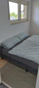 uma cama num quarto com uma janela em Schöne sonnige Wohnung em Jüchen