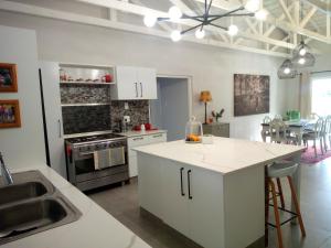 Η κουζίνα ή μικρή κουζίνα στο Farm House Plettneberg Bay