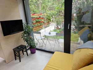A television and/or entertainment centre at Studio 27