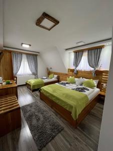 Posteľ alebo postele v izbe v ubytovaní Rustic Inn River