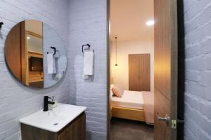 bagno con lavandino e specchio di 554 Apartments a Cali