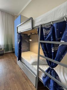 Dormitorio con 2 letti a castello di Hostel on Universytet a Kiev