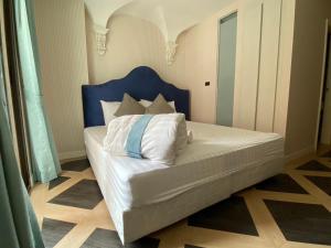 a bedroom with a bed with a blue headboard at Espana Resort Pattaya Jomtien Beach by Jomkwan in Jomtien Beach