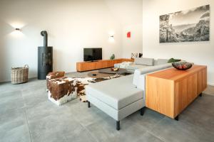 ein Wohnzimmer mit einem Sofa und einem Tisch in der Unterkunft B-Lodge Kärnten in Kirchbach