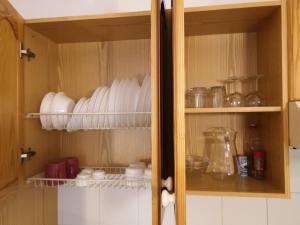 d'un placard avec de la vaisselle et d'autres ustensiles de cuisine. dans l'établissement Apartamentos La Fuente, à Santa Cruz de la Palma 104 autres photos