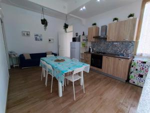 トラーパニにあるAnnalisa Apartmentsのキッチン(テーブル、青いテーブルクロス付)