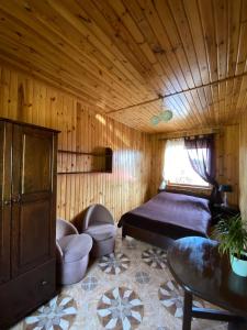 a bedroom with a bed and a table in a room at Stanica Przygody in Sztutowo