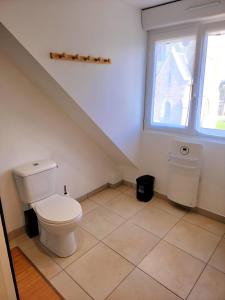サン・カスト・ル・ギドにあるAppartement dans le bourg du Guildo - Saint-Castのバスルーム(トイレ付)、窓が備わります。