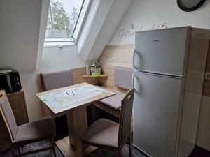 een keuken met een tafel en een koelkast bij Ferienhaus Schneider in Wulkau
