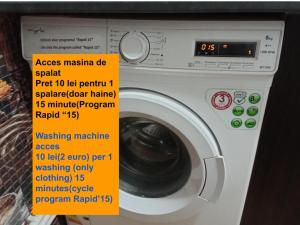 een witte wasmachine met een bord erop bij Hostel Florentin camere băi comune acces bucatarie Cheap rooms Smart TV Netflix Constanta kitchen and laundry machine acces fast wifi in Constanţa