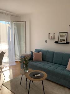sala de estar con sofá azul y mesa en Apartman Mare Blace, en Blace