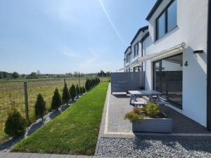 Vonkajšia záhrada v ubytovaní Cichy Domek Apartamenty - Podgrzewany Basen, Plac Zabaw, Parking - Cicha i Spokojna Lokalizacja