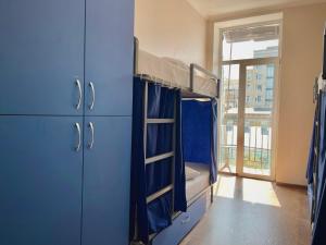 Dormitorio con letti a castello e ampia finestra. di Hostel on Universytet a Kiev