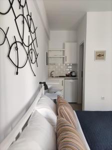 een slaapkamer met een bed met een bank erin bij EmMi Houses in Ária