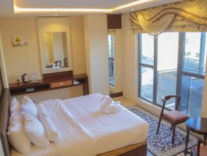 Tribes hotel客房内的一张或多张床位