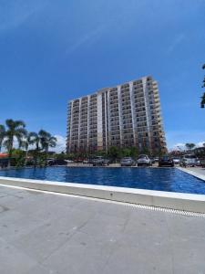Swimming pool sa o malapit sa Staycation with overlooking view