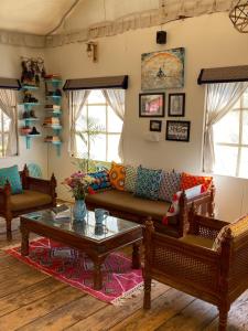 Moksham Himalayan Campsite Pangot的休息区