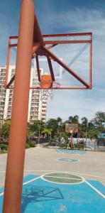 Staycation with overlooking view في Lo-oc: ملعب كرة سلة في ملعب كرة سلة مع مبنى