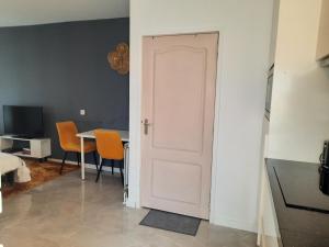 Una puerta blanca en una habitación con una mesa en Studio in Eindhoven, en Eindhoven