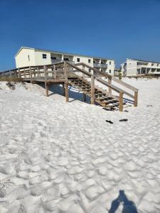 Quiet 2 bedroom condo on Gulf with pool and pond v zimě