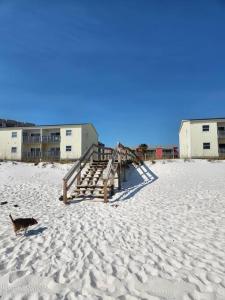 Quiet 2 bedroom condo on Gulf with pool and pond v zimě
