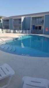 Bazén v ubytování Quiet 2 bedroom condo on Gulf with pool and pond nebo v jeho okolí