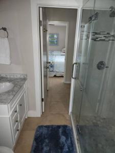Koupelna v ubytování Quiet 2 bedroom condo on Gulf with pool and pond