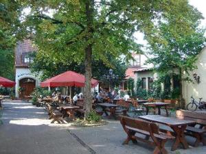 eine Gruppe von Tischen und Bänken in einem Park in der Unterkunft Brauerei Gasthof Kraus in Hirschaid