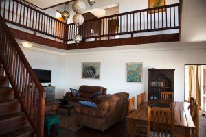 伊尼揚巴內的住宿－Villa Castellos，客厅配有沙发和桌子