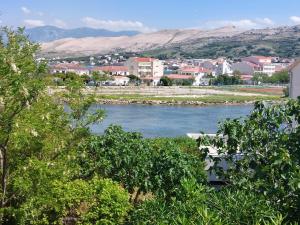 vista su una città con un fiume e edifici di Apartmani Lavanda a Pag