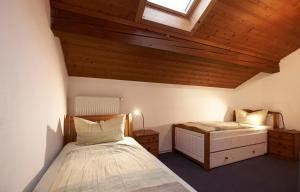um quarto no sótão com uma cama e uma janela em Erlebnisbauernhof Sternhof em Bodenmais