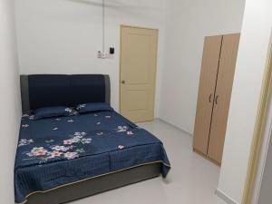 Tempat tidur dalam kamar di HOMESTAY MYROKMA