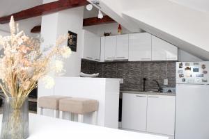 Кухня или мини-кухня в Apartment The Loft
