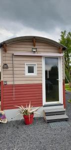 una casa pequeña con una puerta y una ventana en Volcan Nature en Saint-Pierre-le-Chastel