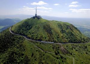 Una colina con un tren encima. en Volcan Nature en Saint-Pierre-le-Chastel