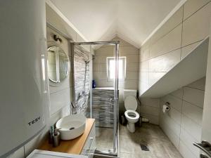 een badkamer met een toilet, een wastafel en een trap bij Apartment The Loft in Višegrad