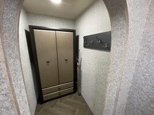 einen Flur mit einer großen Tür mit einem Spiegel in der Unterkunft Studio apartment on Vatutina in Winnyzja