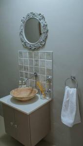 ein Bad mit einem Waschbecken und einem Wandspiegel in der Unterkunft Entire Self catering Home in Springs in Springs