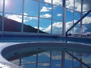 una piscina con reflejo de una montaña en Hosteria del Cerro en San Carlos de Bariloche