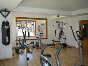 un gimnasio con un montón de equipos de ejercicio en una habitación en Hosteria del Cerro en San Carlos de Bariloche
