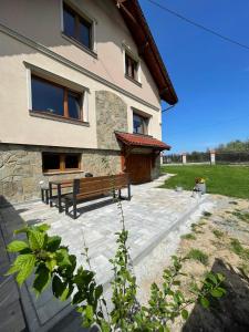 un bâtiment avec un banc devant lui dans l'établissement chillout w Rychwaldzie, à Żywiec