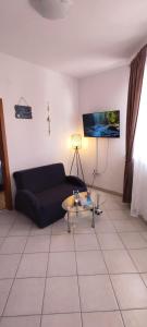 Televízia a/alebo spoločenská miestnosť v ubytovaní Apartments Burazer + 37 fotografií