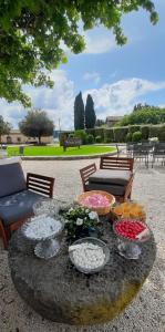 stół z miskami i talerzami jedzenia. w obiekcie Agriturismo Potrero Grande w mieście Campagnano di Roma