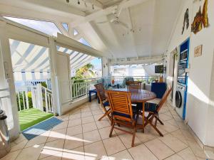 Un balcon sau o terasă la Appartement terrasse Marina St François