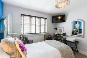 Maes Bach Boutique GUEST HOUSE TOWN CENTRE客房内的一张或多张床位