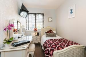 Maes Bach Boutique GUEST HOUSE TOWN CENTRE客房内的一张或多张床位