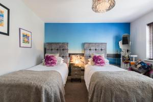 Maes Bach Boutique GUEST HOUSE TOWN CENTRE客房内的一张或多张床位