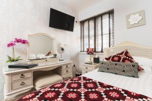 Maes Bach Boutique GUEST HOUSE TOWN CENTRE客房内的一张或多张床位