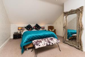 Maes Bach Boutique GUEST HOUSE TOWN CENTRE客房内的一张或多张床位