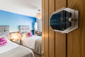 Maes Bach Boutique GUEST HOUSE TOWN CENTRE客房内的一张或多张床位